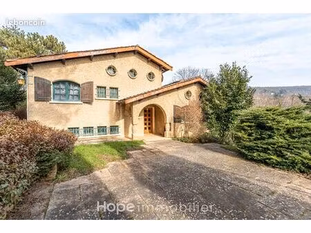 maison 8 pièces 237 m²