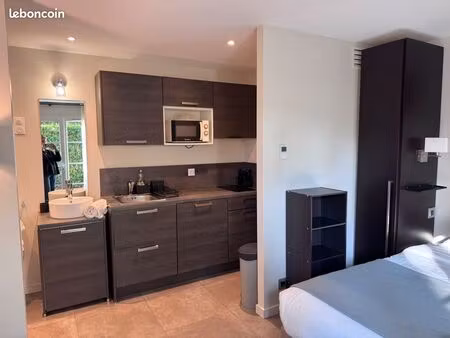 studio meublé équipé avec terrasse