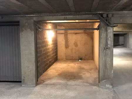 garage fermé sécurisé  borne électrique possible