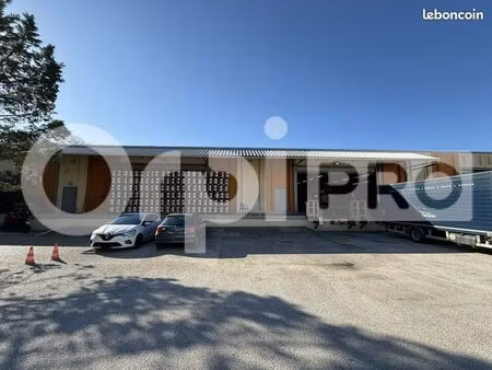 local d'activité 1 800 m²