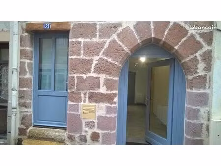 local commercial centre ville près de la place du marché à espalion 12500