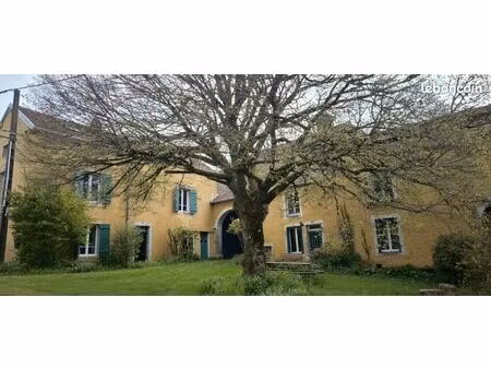 ferme typique avec gîte sur un terrain de 2 200 m²