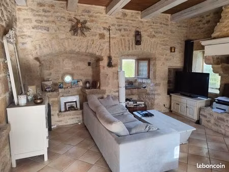 ? maison en pierre pleine de charme – 2 chambres – calme – 210 000