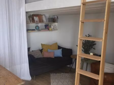 loue à l’année studio meublé à 100m de la mer - rue commerçante au calme - sud