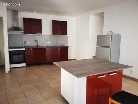 appartement t4 rénové à louer dans le village de salles-courbatiès