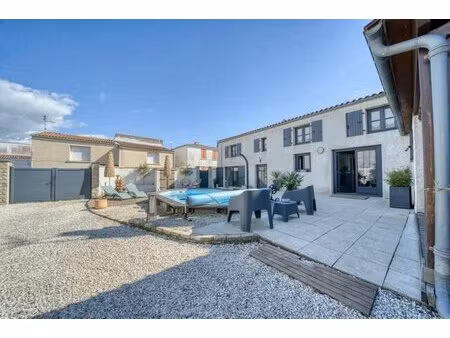 maison en pierre de charme  centre-bourg  terrasse et piscine