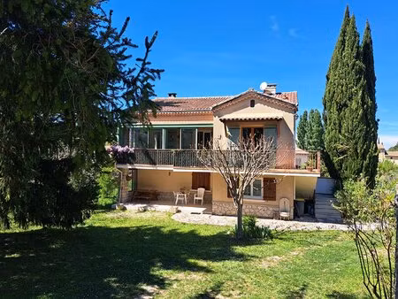 rare à malaucène : villa avec grand terrain constructible  proche du centre à pied.