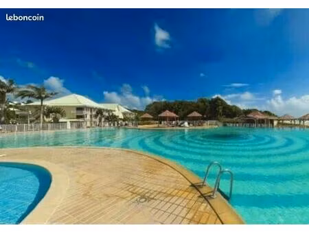 t2 anse des rochers - rez de jardin - côté mer - vue piscine - meublé