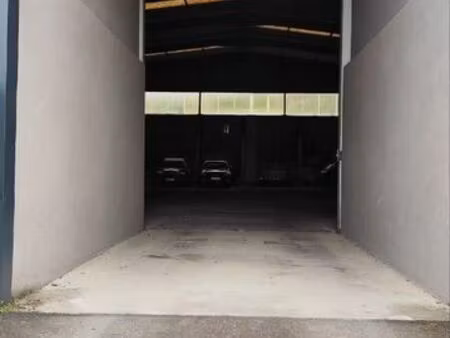 place de parking dans hangar saignes 15240