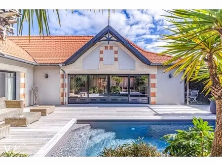 maison de luxe à vendre dans le quartier aiguillon