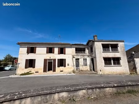 2 maisons anciennes dans un village