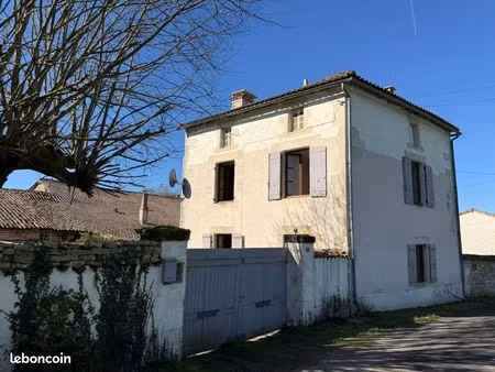 maison de campagne avec 2 chambres et jardin. 1933m² clos de murs