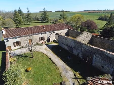 maison de campagne avec 4 chambres sur 4 5 hectares de terrain  près de mansle