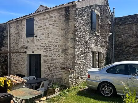 maison 90 m² rénovée – 2 chambres – jardin avec dépendances