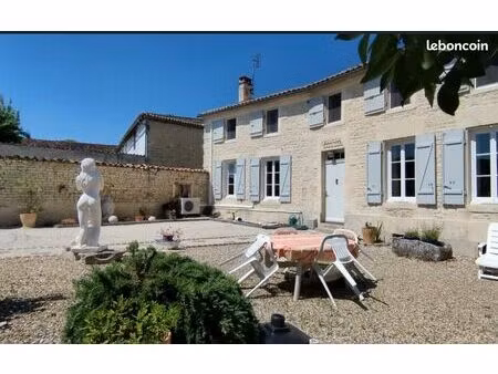 bellle maison charentaise  grand garage + fort potentiel