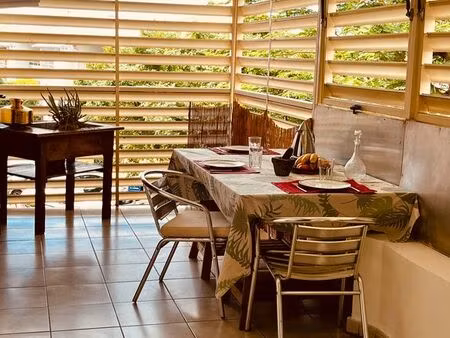 t2 sainte-clotilde avec grande varangue  ascenseur et parking privé