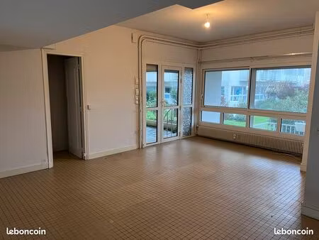 local professionnel en duplex – proche centre-ville & ecoles – disponible immédiatement