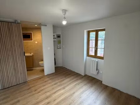 maison lumineuse en centre-ville avec stationnement