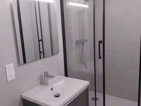 studio 20m2 10min facs 380 charges comprises