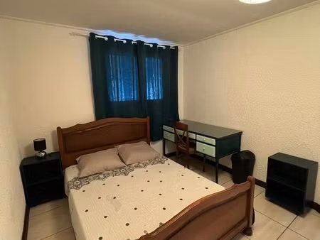 loue villa meublée type f4  mitoyenne  proche de toutes les commodités   dans une impasse 