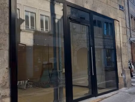 a louer : un local commercial en centre-ville de besançon entièrement refait - 126m² - 990