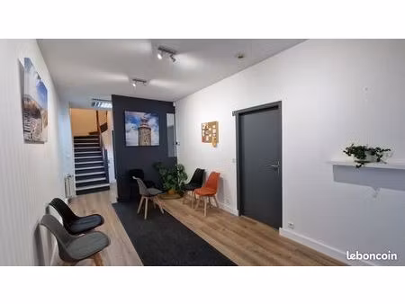 agréable et spacieux bureau derrière la gare et à 50du parking de robien ( 2h gratuite)