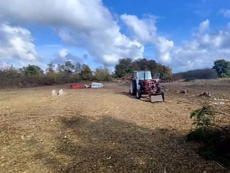 terrain constructible et viabilisé 1 7 hectares