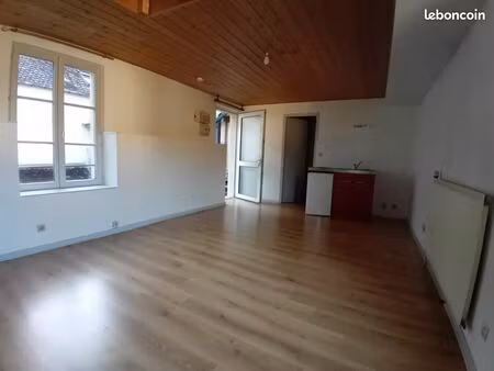 f1 bis 27m2 centre ornans vue sur loue