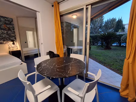 à vendre : 2 pièces en rez-de-jardin avec piscine  résidence