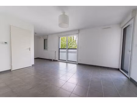 studio lumineux avec balcon et stationnement