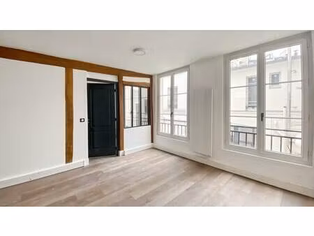 bureaux avec belle hauteur sous plafond dans le quartier commerçant oberkampf