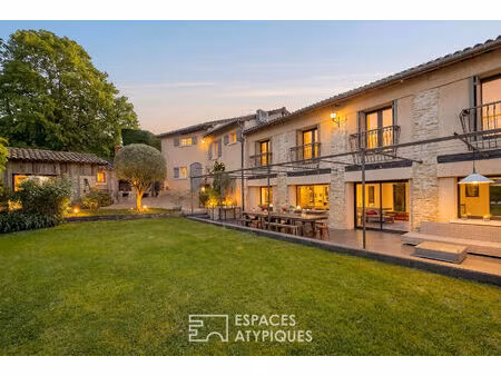 ancien cuvage de 1850 à la rénovation contemporaine avec dépendances et piscine