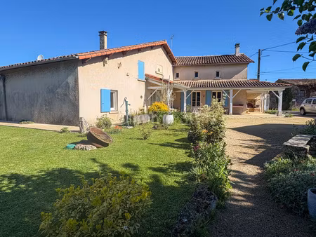 belle maison en pierres avec piscine couverte et jardin