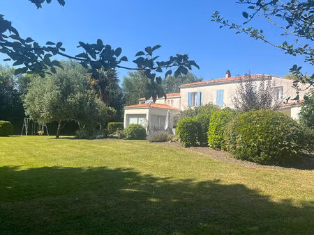 saujon propriété d'exception dans un écrin de verdure.