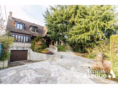 maison individuelle disposant de 5 chambres  édifiée sur un sous-sol total!