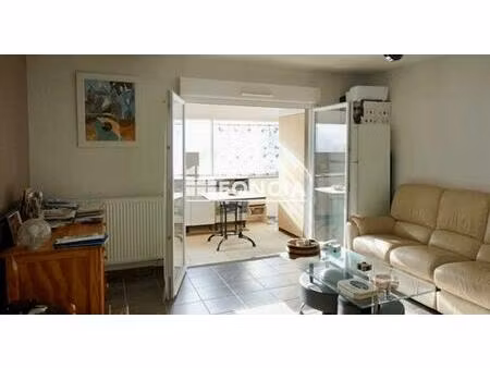 st martin de crau  résidence les ferrades   bel appartement de 63m2 composée d'une pièce à