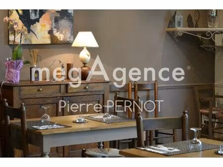 immeuble avec café restaurant et chambres d'hôtes en vallée du tarn