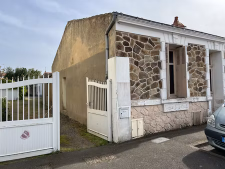 ensemble immobilier : 2 maisons avec garage  préau et cour