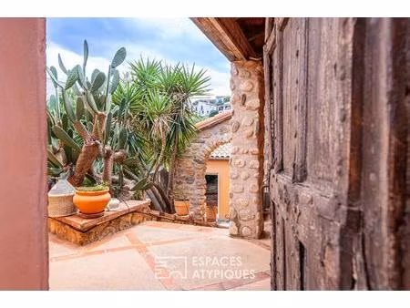 propriété d'exception avec piscine intérieure et patios