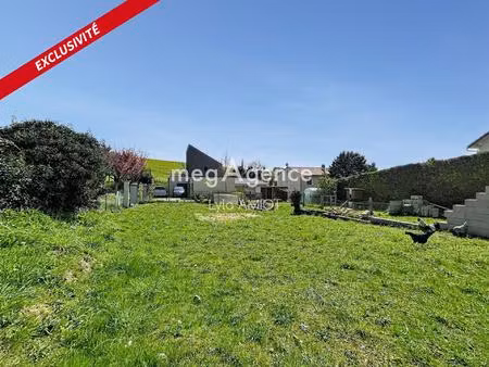 terrain a batir plat dans village au calme