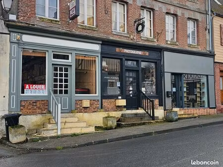 local 40 m²  sans reprise  emplacement de premier ordre  avec deux vitrines donnant direct
