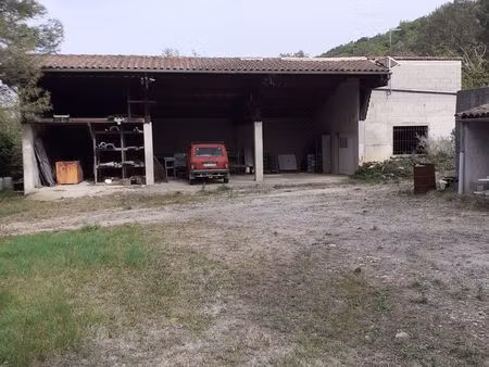 bâtiment agricole sur terrain