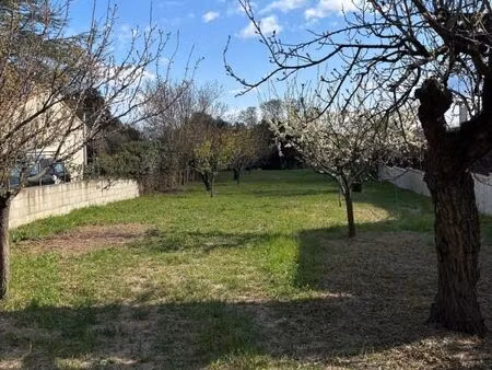 terrain 1 070 m² ledenon