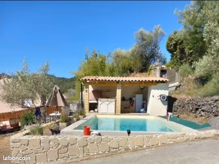 jolie maison cévenole avec vue surplombante