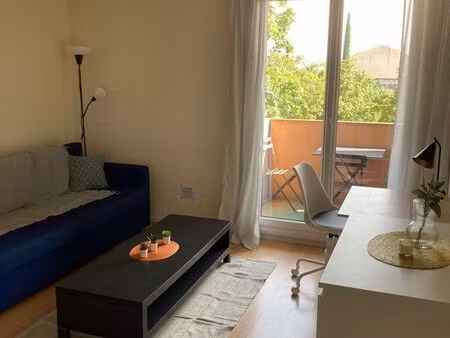 studio meublé avec grand balcon au calme