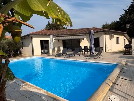 villa contemporaine récente de plein-pied  135m2  avec sa piscine dans son écrin de verdur