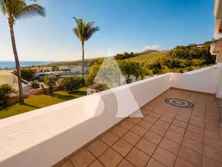 belle villa avec piscine et grand terrain/ bien rare