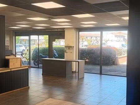 local commercial castelnau