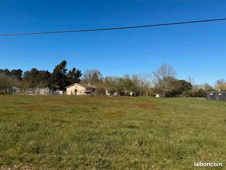 terrain 1 600 m² cazats