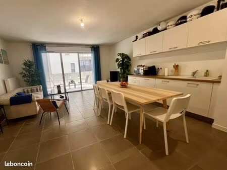 t3 meublé balcon terrasse et parking bordeaux bassins à flot